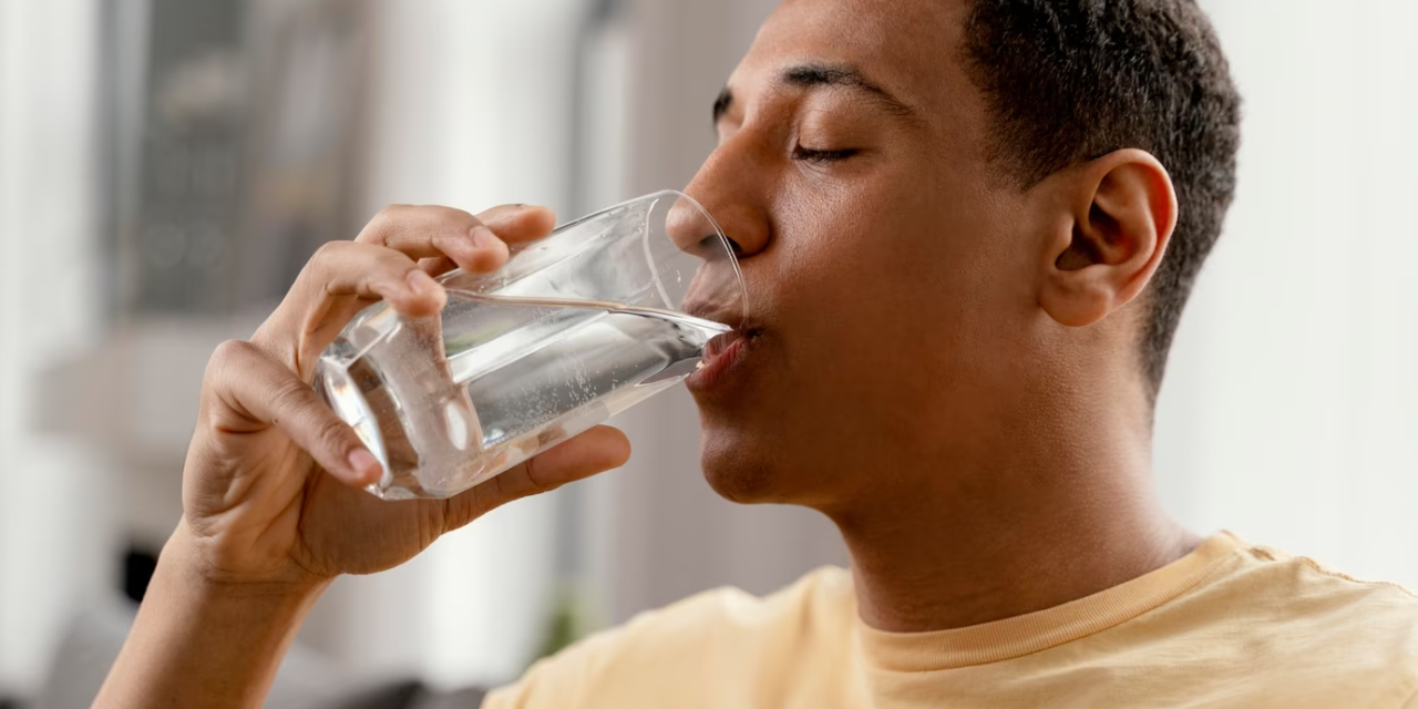 Você sabia que nem todas as pessoas devem tomar 2 litros de água por dia?