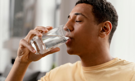 Você sabia que nem todas as pessoas devem tomar 2 litros de água por dia?