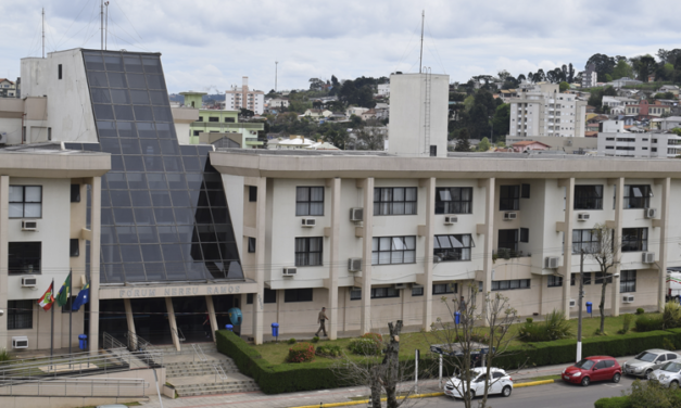 Lages se prepara para sessão do júri com 22 homens sentados no banco dos réus