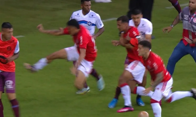 Caxias elimina o Inter, avança à final do Gaúcho e jogadores brigam em campo