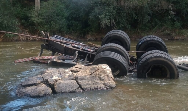 Caminhão cai de ponte e motorista fica desaparecido em Rio em SC