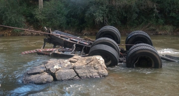 Caminhão cai de ponte e motorista fica desaparecido em Rio em SC