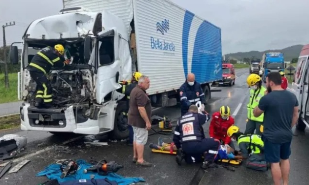 Acidente entre dois caminhões deixa motorista preso às ferragens na BR-470