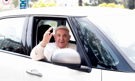 Papa cancela participação em procissão da Via Sacra