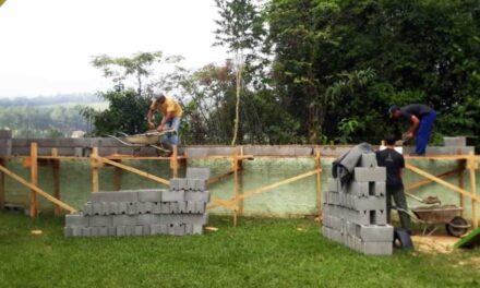 Pais de Alunos da escola CE Pombinhas de Pouso Redondo estão aumentando a altura dos muros para maior segurança dos alunos