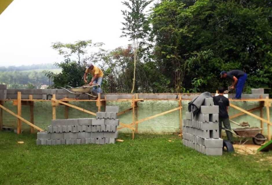 Pais de Alunos da escola CE Pombinhas de Pouso Redondo estão aumentando a altura dos muros para maior segurança dos alunos