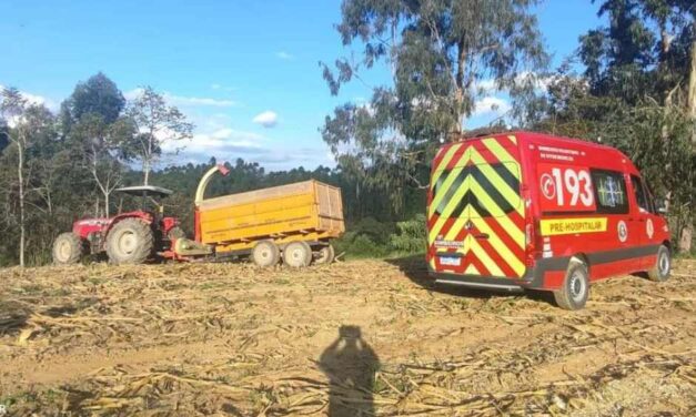 Em Vitor Meireles, homem fica preso em maquinário agrícola