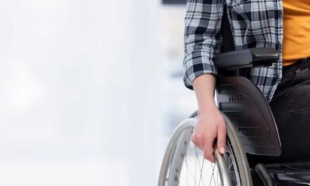 Cientistas ‘robotizam’ cadeira de rodas de crianças com paralisia com dispositivo de baixo custo
