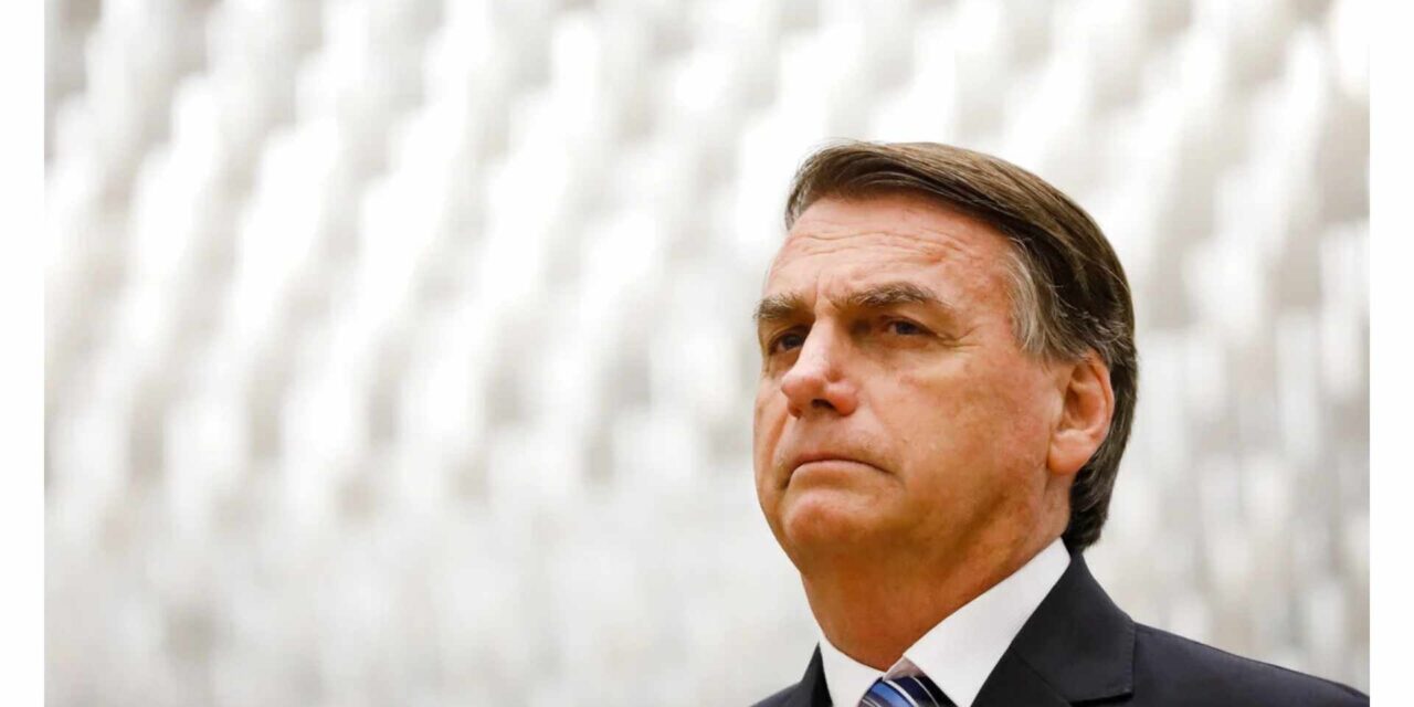 Bolsonaro chega à Polícia Federal para prestar depoimento