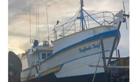 Barco pesqueiro naufraga na costa de SC e Marinha faz buscas por oito tripulantes