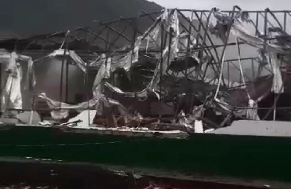 Vendaval destrói pavilhão e derruba árvores em cidade de SC