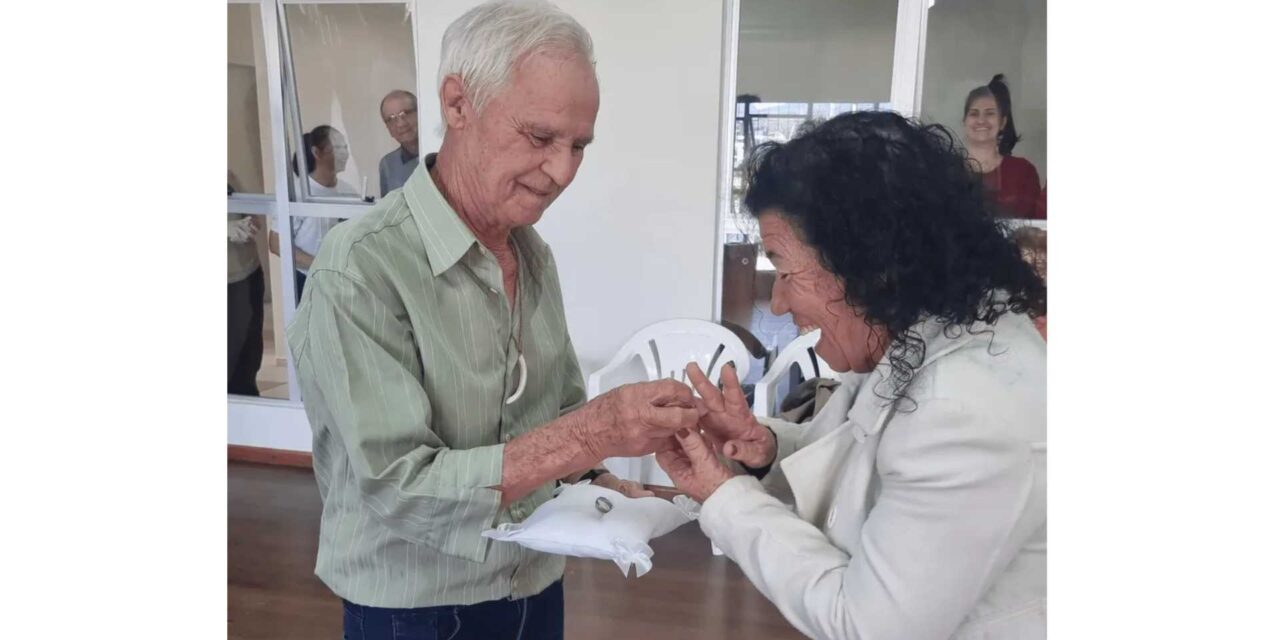 Idoso de 79 anos pede namorada em casamento em aula de dança em SC