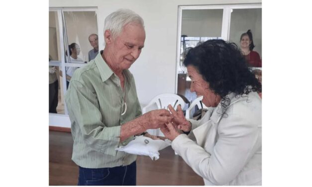 Idoso de 79 anos pede namorada em casamento em aula de dança em SC