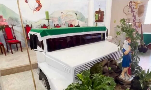 Altar de igreja tem formato de cabine de caminhão em cidade de SC