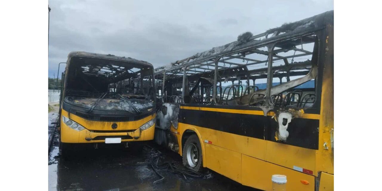 Incêndio atinge 7 ônibus escolares nas vésperas de volta às aulas em SC