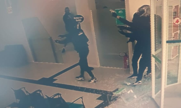 Reféns e troca de tiros: suspeito morre em tentativa de roubo a banco em SC