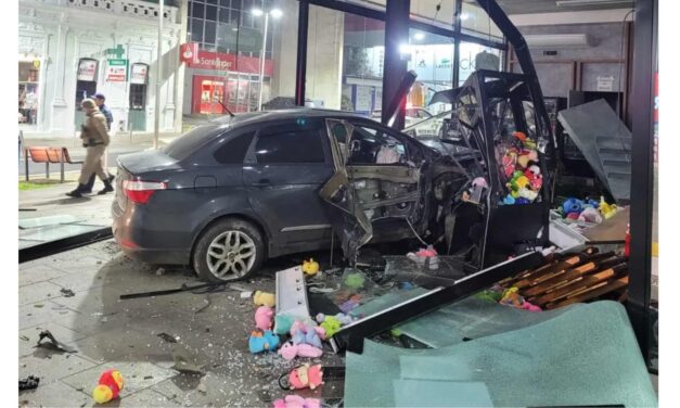 Carro invade praça, atinge máquina de ursos de pelúcia e destrói café em Lages