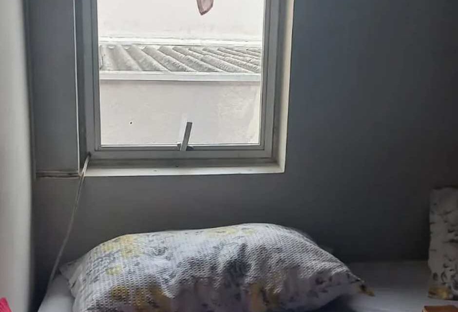 Bebê de 9 meses que caiu de janela do 2º andar de casa morre em SC; polícia investiga