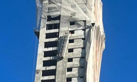 Trabalhadores ficam presos em andaime no 31° andar de prédio após cabo se soltar em Chapecó