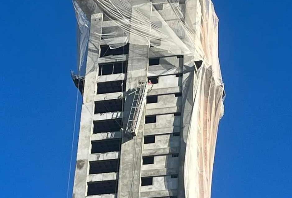 Trabalhadores ficam presos em andaime no 31° andar de prédio após cabo se soltar em Chapecó
