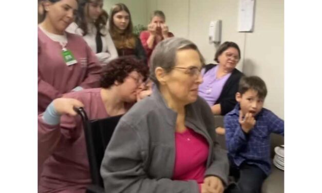 Professora recebe homenagem emocionante durante tratamento de câncer em SC