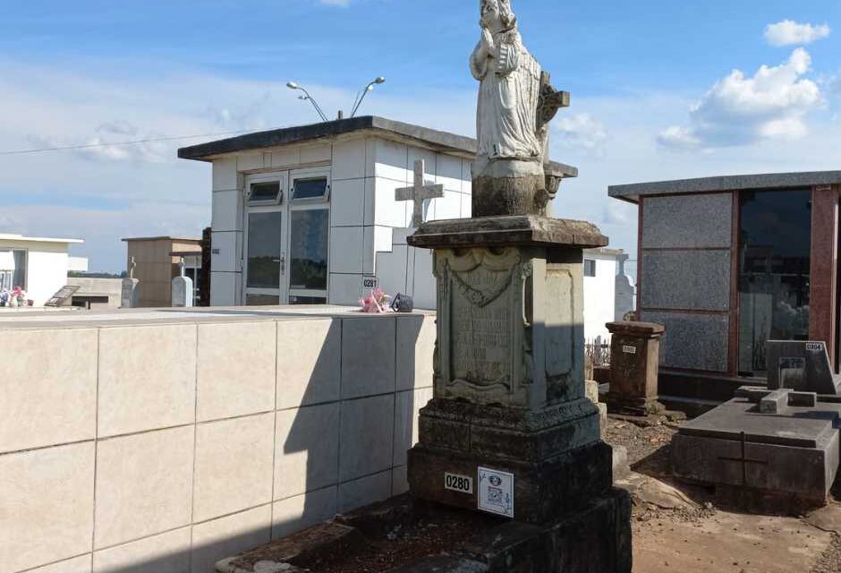 QR Code em sepulturas divulga histórias de pessoas em cemitério da Serra Catarinense