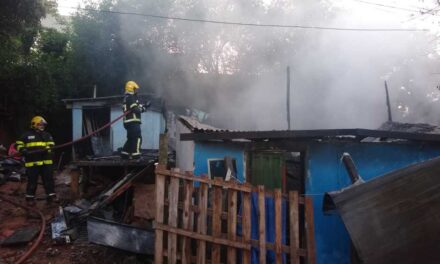 Incêndio de grandes proporções atinge quatro casas de madeira em Chapecó