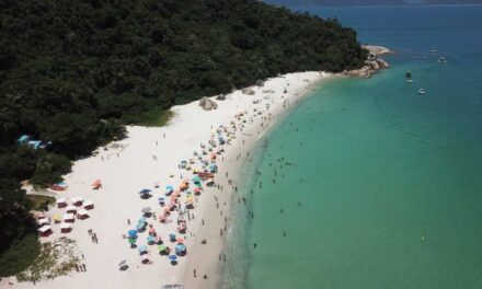 Conheça a praia de Santa Catarina conhecida como Caribe brasileiro