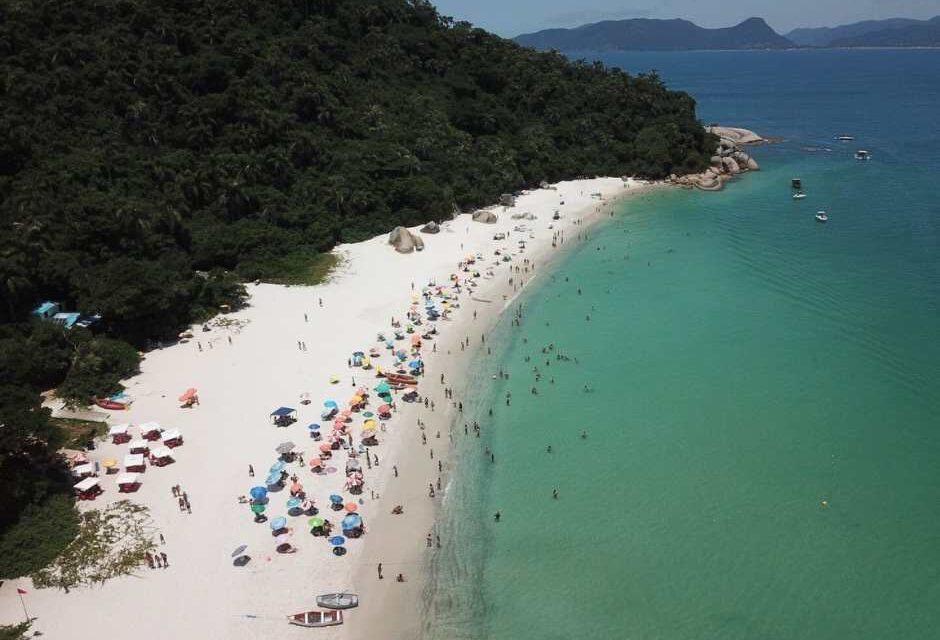 Conheça a praia de Santa Catarina conhecida como Caribe brasileiro