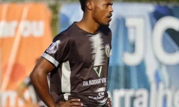 Jogador de futebol de 29 anos morre durante partida em SC