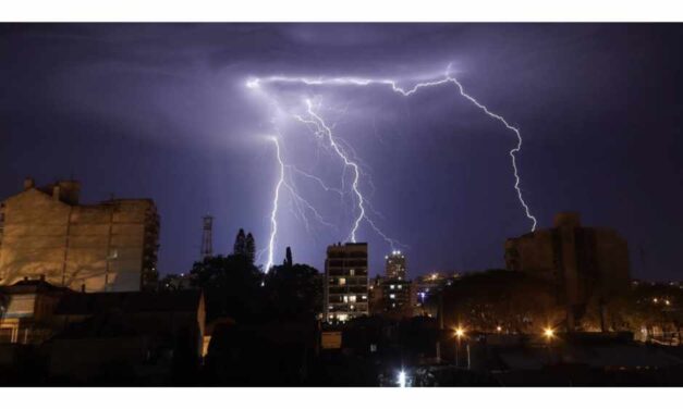 CHUVA INTENSA, MUITOS RAIOS, VENTO E GRANIZO NESTE COMEÇO DE SEMANA