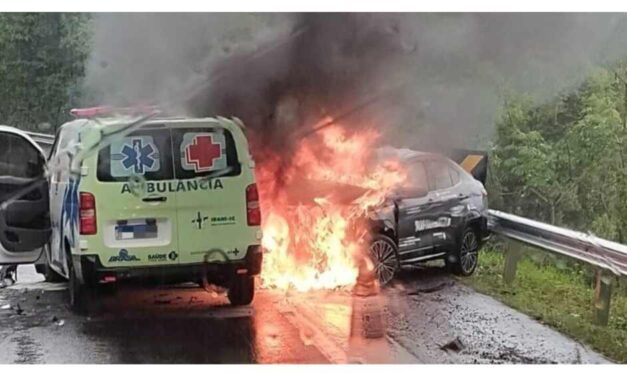 Ambulância pega fogo ao ser atingida por carro em rodovia do Oeste de SC