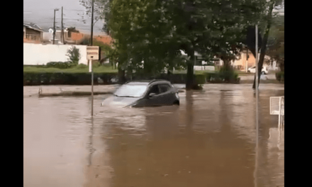 Imagem mostra carro sendo arrastado pela água em Lages