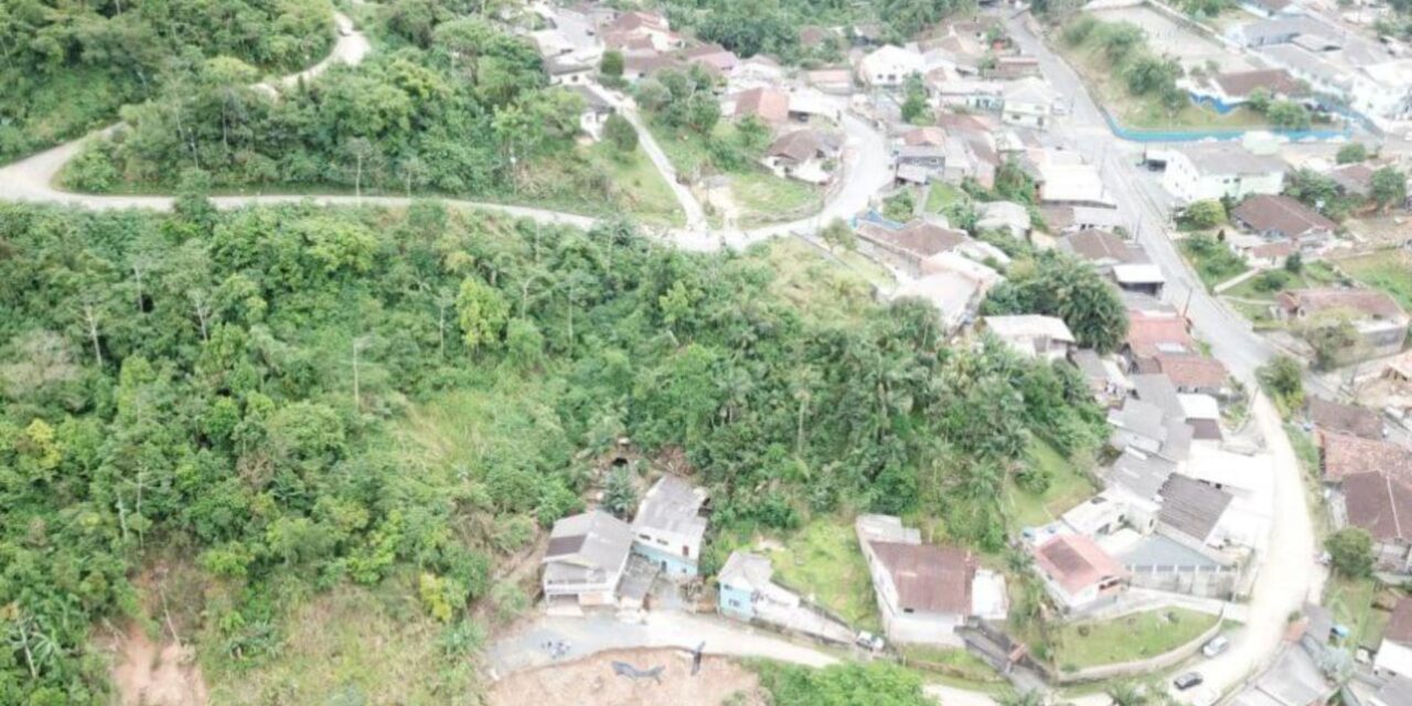 Risco de deslizamento faz Defesa Civil de Blumenau determinar desocupação de casas