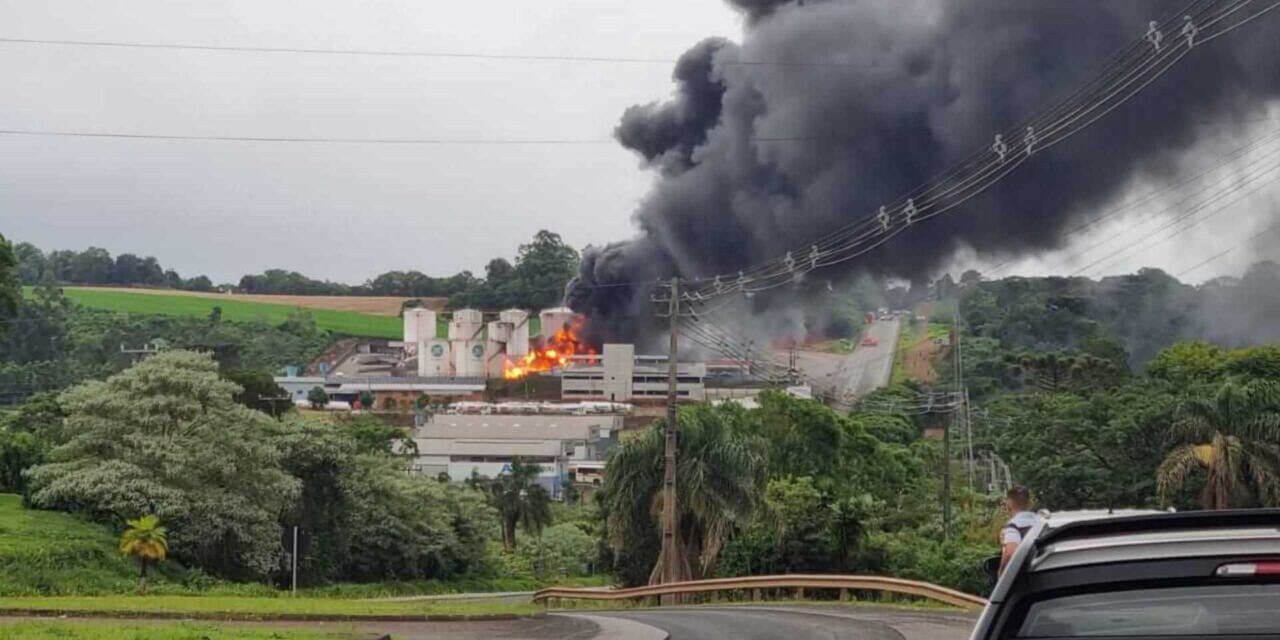 Risco de explosão e fumaça tóxica: incêndio em depósito de combustíveis deixa Chapecó em alerta