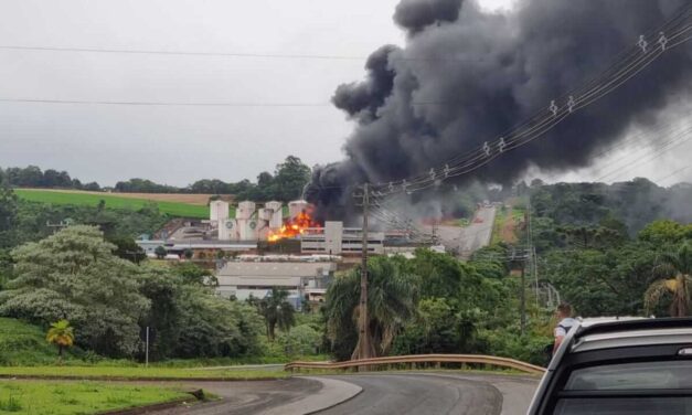 Risco de explosão e fumaça tóxica: incêndio em depósito de combustíveis deixa Chapecó em alerta