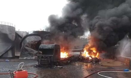 Após 48 horas, bombeiros continuam combate a incêndio em distribuidora de combustível em Chapecó