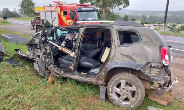 Carro perde controle e colide contra muro em Lages