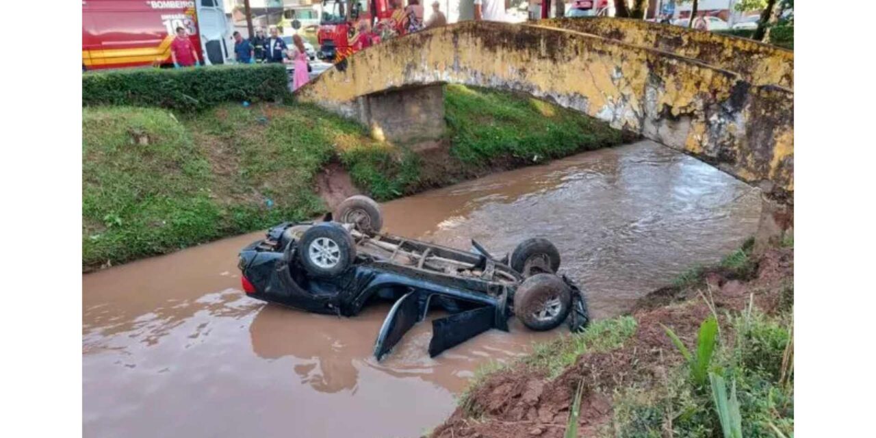 Homem morre após perder o controle do veículo e cair no Rio Carahá em Lages