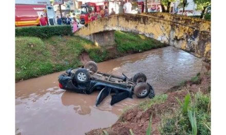 Homem morre após perder o controle do veículo e cair no Rio Carahá em Lages