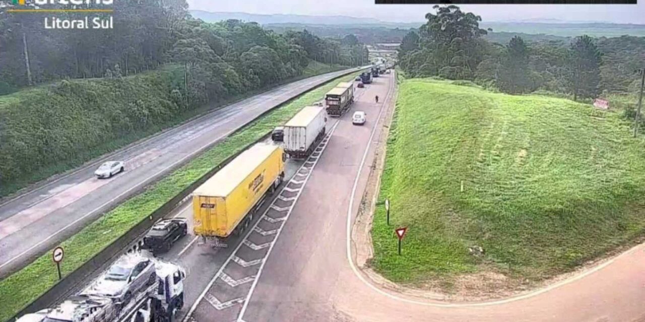 Motoristas encaram 26 quilômetros de fila entre o Paraná e Santa Catarina nesta sexta