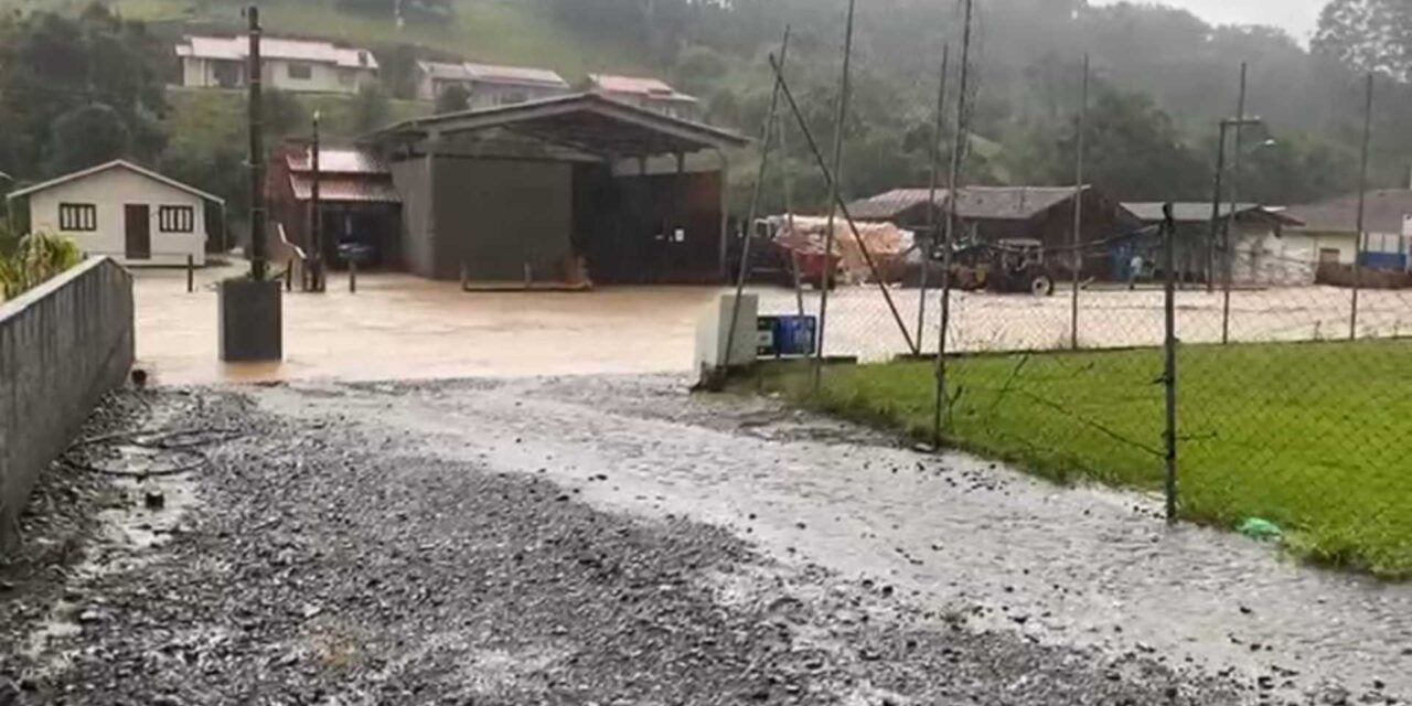 Chuvas causam estragos em 30 municípios e SC segue em alerta para temporais