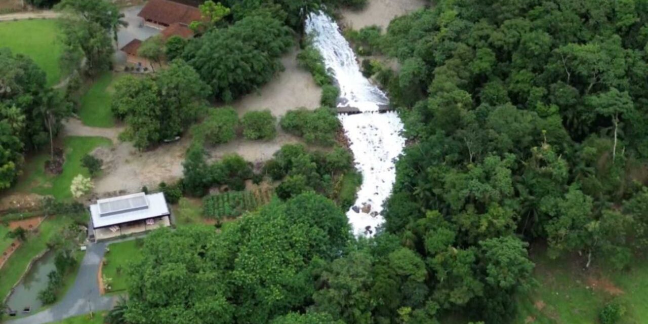 Vazamento químico causa espuma em rio e alerta para falta de água em Joinville