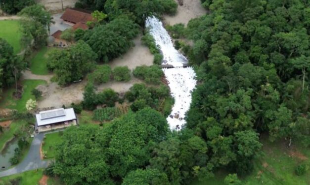 Vazamento químico causa espuma em rio e alerta para falta de água em Joinville