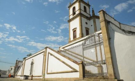 Brasil tem mais igrejas que escolas e hospitais