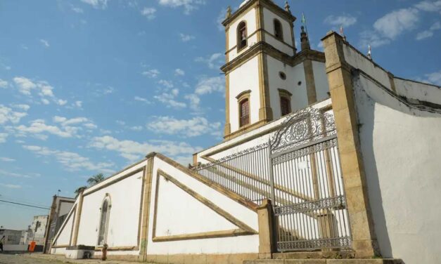 Brasil tem mais igrejas que escolas e hospitais