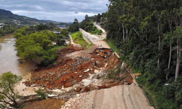 Novo deslizamento na BR 470 afeta redes de água do loteamento Jardim Alexandro, em Rio do Sul