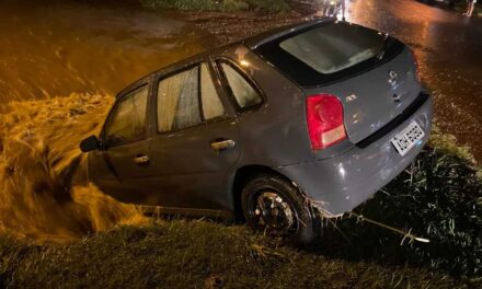 Chuva deixa carros debaixo d’água, ruas alagadas e milhares sem luz em Lages