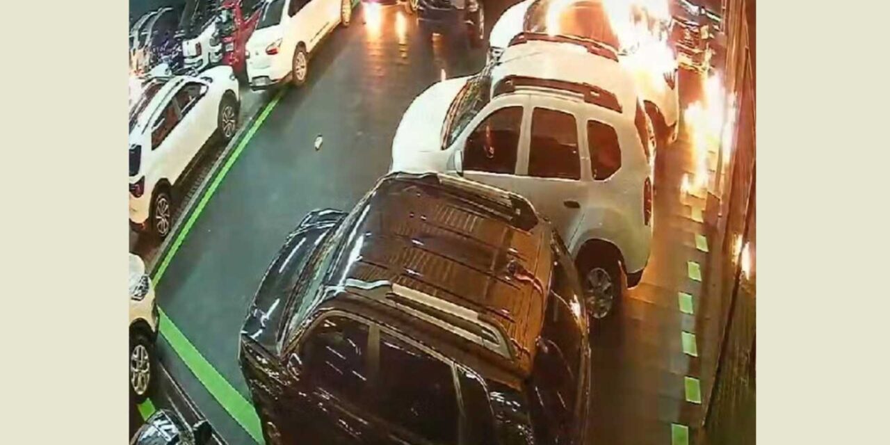Homem encapuzado circula dentro de loja durante incêndio que destruiu 70 carros em SC