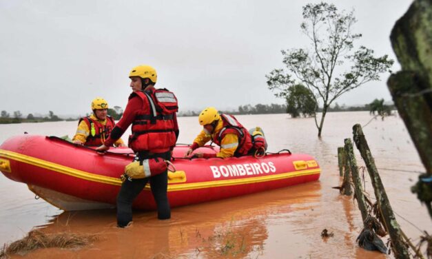 Bombeiros de SC já resgataram mais de 360 pessoas e 30 animais no RS